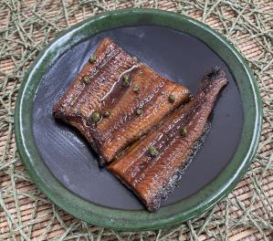 <br /><br />【うなぎ山椒煮】<br /><br />実山椒と粉末山椒を使用し、甘辛いたれと合わせて仕上げた山椒煮です。<br /><br />甘辛い味付けに山椒のピリッとした風味が効いた逸品です。<br /><br />ご家庭で温めるだけでお手軽にうなぎ山椒煮をご賞味いただけます。<br />　<br /> 
