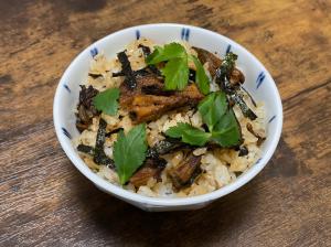 <br /><br /><br />【うなぎ飯の素】<br /><br />簡単ご飯に混ぜるだけ！<br /><br />炊いたご飯2合に混ぜるだけで、簡単にうなぎの混ぜご飯がご家庭で味わえます。<br /><br />画像イメージのように、薬味をのせてみたり<br />おにぎりにするのもおすすめです。<br />　