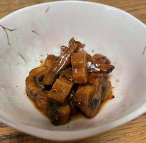<br />【きざみ蒲焼50g】<br /><br />国産うなぎ蒲焼を刻んだものを、真空パック加工（深絞り）した商品です。<br /><br />今まで販売していたうなぎのきざみ商品は、佃煮加工されたものしかなかったのですが<br />今回の自販機増設のタイミングで蒲焼も販売を開始しました。<br /><br />是非、佃煮と蒲焼を食べ比べていただきたいです。<br /><br />また、うなぎ飯の素に乗せれば、うなぎ感、食べ応えがアップして<br />より美味しくお召し上がりいただけると思います。<br />こちらもおすすめです。<br />　